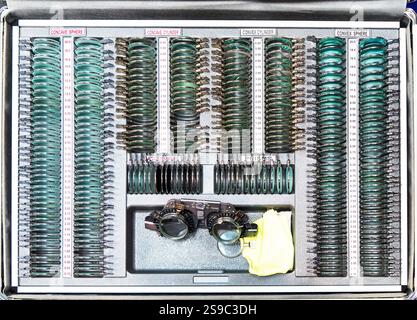 Augenuntersuchung. Selektiver Fokus. Eine Optiker-Brillenbox mit vielen verschiedenen Testlinsen. Ophthalmarztbox mit Linsensatz für Optometri Stockfoto