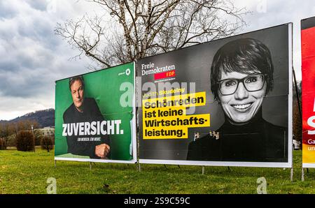 Lauchringen, 12. Januar 2025: Links: Wahlkampfplakat des amtierenden Bundeswirtschaftsministers Robert Habeck (Allianz 90/die Grünen). Stockfoto