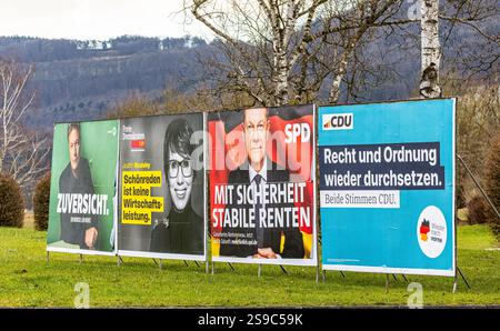 Lauchringen, 12. Januar 2025: Von links nach rechts: Wahlplakat von Robert Habeck (amtierender Wirtschaftsminister, Allianz 90/die Grünen) Stockfoto