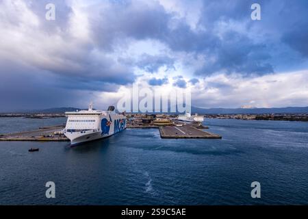 Die Fähre Moby Legacy of Moby Lines vor Anker im Hafen von Olbia, Häuser der Stadt in der Ferne. Stockfoto