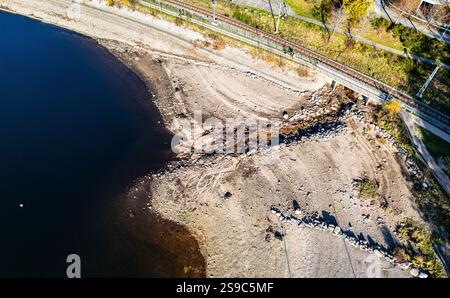 Schluchsee, 10. November 2024: Die Schluchseeebene wird derzeit gesenkt. Dadurch wird die Bankfläche größer. (Foto: Andreas Haas/dieBildma Stockfoto
