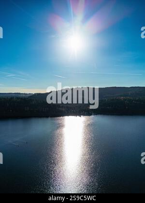 Schluchsee, Deutschland, 10. November 2024: Blick über den Schluchsee in die herbstliche Sonne, die das Wasser goldfarben lässt. (Foto: Andreas Haas/dieBild Stockfoto