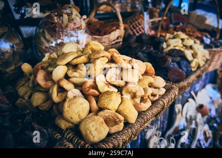 Getrocknete Früchte auf dem Markt Stockfoto