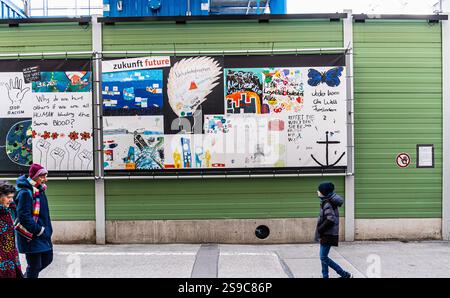 München, 5. April 2023: Schülerinnen und Schüler verschiedener Oberschulen in München haben Zeichnungen erstellt, um zu zeigen, wie sie sich die Gesellschaft der Zukunft vorstellen. (Ph Stockfoto