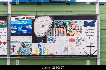 München, 5. April 2023: Schülerinnen und Schüler verschiedener Oberschulen in München haben Zeichnungen erstellt, um zu zeigen, wie sie sich die Gesellschaft der Zukunft vorstellen. (Ph Stockfoto