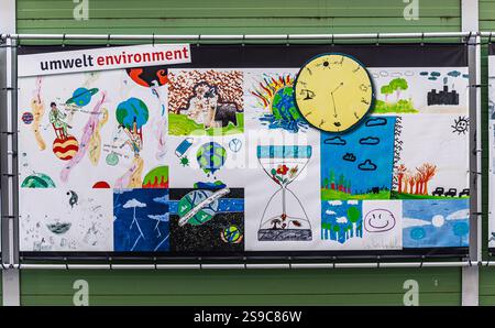 München, 5. April 2023: Schülerinnen und Schüler verschiedener Oberschulen in München haben Zeichnungen erstellt, um zu zeigen, wie sie sich die Gesellschaft der Zukunft vorstellen. (Ph Stockfoto