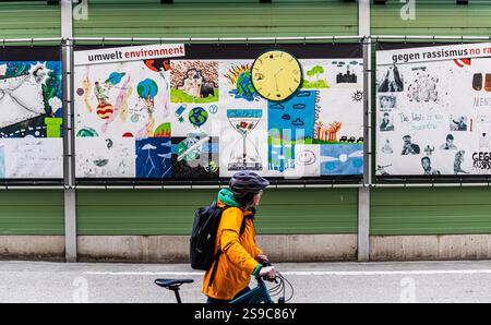 München, 5. April 2023: Schülerinnen und Schüler verschiedener Oberschulen in München haben Zeichnungen erstellt, um zu zeigen, wie sie sich die Gesellschaft der Zukunft vorstellen. (Ph Stockfoto