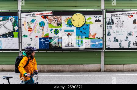 München, 5. April 2023: Schülerinnen und Schüler verschiedener Oberschulen in München haben Zeichnungen erstellt, um zu zeigen, wie sie sich die Gesellschaft der Zukunft vorstellen. (Ph Stockfoto