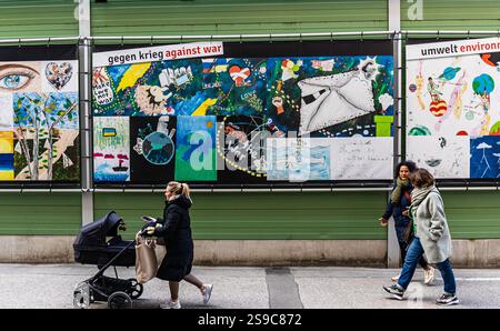 München, 5. April 2023: Schülerinnen und Schüler verschiedener Oberschulen in München haben Zeichnungen erstellt, um zu zeigen, wie sie sich die Gesellschaft der Zukunft vorstellen. (Ph Stockfoto