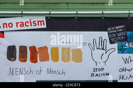 München, 5. April 2023: Schülerinnen und Schüler verschiedener Oberschulen in München haben Zeichnungen erstellt, um zu zeigen, wie sie sich die Gesellschaft der Zukunft vorstellen. (Ph Stockfoto