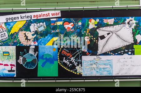 München, 5. April 2023: Schülerinnen und Schüler verschiedener Oberschulen in München haben Zeichnungen erstellt, um zu zeigen, wie sie sich die Gesellschaft der Zukunft vorstellen. (Ph Stockfoto