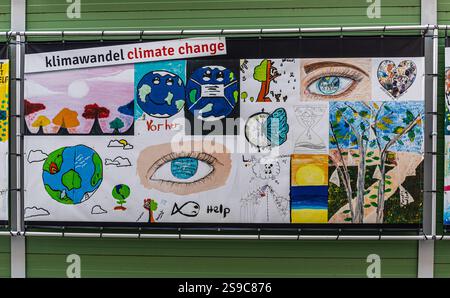 München, 5. April 2023: Schülerinnen und Schüler verschiedener Oberschulen in München haben Zeichnungen erstellt, um zu zeigen, wie sie sich die Gesellschaft der Zukunft vorstellen. (Ph Stockfoto