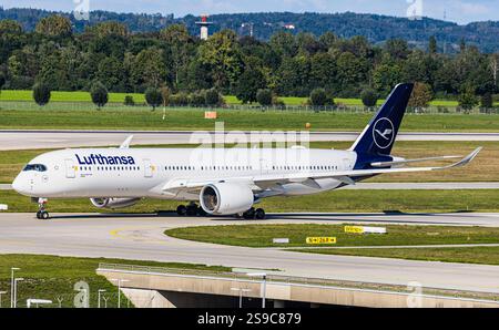 München, 17. September 2024: Ein Lufthansa Airbus A350-941 fährt mit dem Taxi zur Start- und Landebahn am Flughafen München. Registrierung D-AIXT. (Foto: Andreas Haas/dieBild Stockfoto