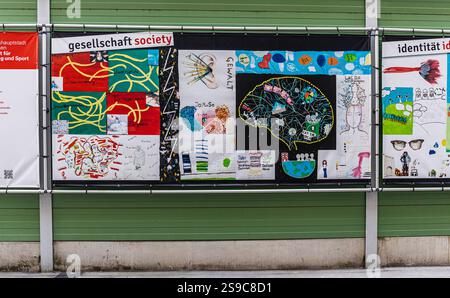 München, 5. April 2023: Schülerinnen und Schüler verschiedener Oberschulen in München haben Zeichnungen erstellt, um zu zeigen, wie sie sich die Gesellschaft der Zukunft vorstellen. (Ph Stockfoto