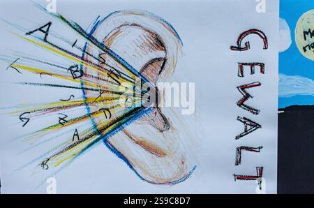 München, 5. April 2023: Schülerinnen und Schüler verschiedener Oberschulen in München haben Zeichnungen erstellt, um zu zeigen, wie sie sich die Gesellschaft der Zukunft vorstellen. (Ph Stockfoto