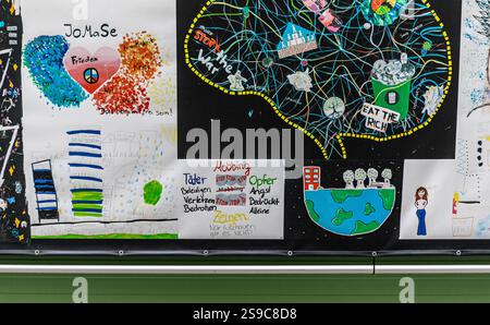 München, 5. April 2023: Schülerinnen und Schüler verschiedener Oberschulen in München haben Zeichnungen erstellt, um zu zeigen, wie sie sich die Gesellschaft der Zukunft vorstellen. (Ph Stockfoto