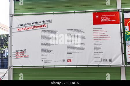 München, 5. April 2023: Schülerinnen und Schüler verschiedener Oberschulen in München haben Zeichnungen erstellt, um zu zeigen, wie sie sich die Gesellschaft der Zukunft vorstellen. (Ph Stockfoto