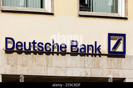 München, 5. April 2023: Logo der Deutschen Bank auf einem Gebäude in der Nähe einer ihrer Filialen. (Foto: Andreas Haas/dieBildmanufaktur) Stockfoto