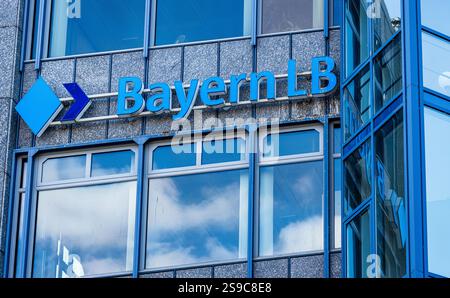München, 5. April 2023: Logo der Sparkasse Bayern LB am Hauptsitz in der Münchner Innenstadt. (Foto: Andreas Haas/dieBildmanufaktur) Stockfoto