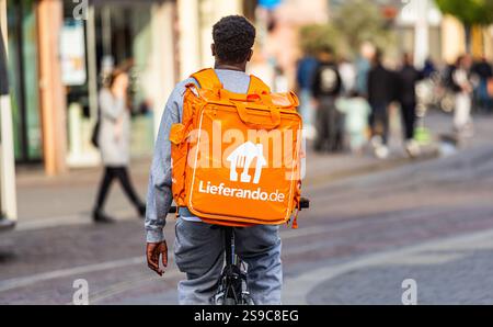 Freiburg im Breisgau, 15. April 2023: Ein Mann mit Migrationshintergrund liefert Nahrung auf einem Fahrrad für die Firma Lieferando. (Foto von Andreas Stockfoto