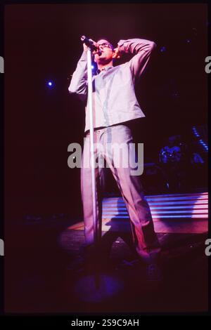 ROBBIE WILLIAMS, SÄNGER, ERSTE TOUR, 1997: Robbie Williams spielte live mit seinem Debütalbum Life thru a Lens auf seiner ersten Solo-Tour im Newport Centre in Wales, Großbritannien am 4. Oktober 1997. Foto: Rob Watkins Stockfoto