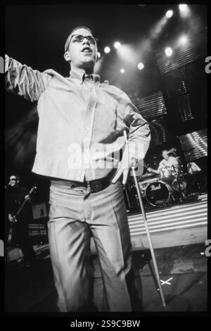 ROBBIE WILLIAMS, SÄNGER, ERSTE TOUR, 1997: Robbie Williams spielte live mit seinem Debütalbum Life thru a Lens auf seiner ersten Solo-Tour im Newport Centre in Wales, Großbritannien am 4. Oktober 1997. Foto: Rob Watkins Stockfoto