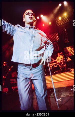 ROBBIE WILLIAMS, SÄNGER, ERSTE TOUR, 1997: Robbie Williams spielte live mit seinem Debütalbum Life thru a Lens auf seiner ersten Solo-Tour im Newport Centre in Wales, Großbritannien am 4. Oktober 1997. Foto: Rob Watkins Stockfoto