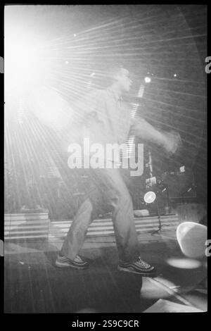 ROBBIE WILLIAMS, SÄNGER, ERSTE TOUR, 1997: Robbie Williams spielte live mit seinem Debütalbum Life thru a Lens auf seiner ersten Solo-Tour im Newport Centre in Wales, Großbritannien am 4. Oktober 1997. Foto: Rob Watkins Stockfoto