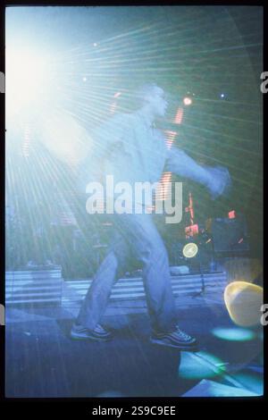 ROBBIE WILLIAMS, SÄNGER, ERSTE TOUR, 1997: Robbie Williams spielte live mit seinem Debütalbum Life thru a Lens auf seiner ersten Solo-Tour im Newport Centre in Wales, Großbritannien am 4. Oktober 1997. Foto: Rob Watkins Stockfoto