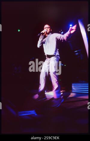 ROBBIE WILLIAMS, SÄNGER, ERSTE TOUR, 1997: Robbie Williams spielte live mit seinem Debütalbum Life thru a Lens auf seiner ersten Solo-Tour im Newport Centre in Wales, Großbritannien am 4. Oktober 1997. Foto: Rob Watkins Stockfoto