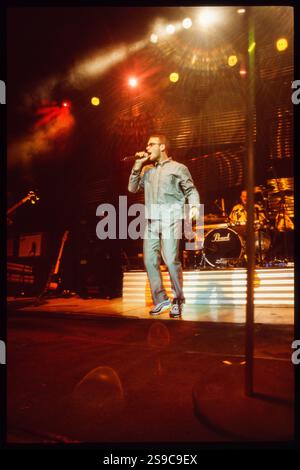 ROBBIE WILLIAMS, SÄNGER, ERSTE TOUR, 1997: Robbie Williams spielte live mit seinem Debütalbum Life thru a Lens auf seiner ersten Solo-Tour im Newport Centre in Wales, Großbritannien am 4. Oktober 1997. Foto: Rob Watkins Stockfoto