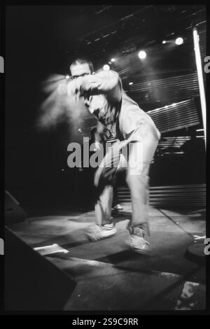 ROBBIE WILLIAMS, SÄNGER, ERSTE TOUR, 1997: Robbie Williams spielte live mit seinem Debütalbum Life thru a Lens auf seiner ersten Solo-Tour im Newport Centre in Wales, Großbritannien am 4. Oktober 1997. Foto: Rob Watkins Stockfoto