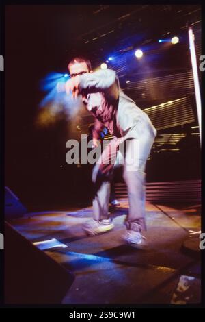 ROBBIE WILLIAMS, SÄNGER, ERSTE TOUR, 1997: Robbie Williams spielte live mit seinem Debütalbum Life thru a Lens auf seiner ersten Solo-Tour im Newport Centre in Wales, Großbritannien am 4. Oktober 1997. Foto: Rob Watkins Stockfoto