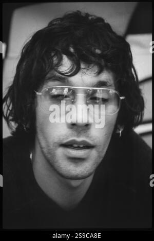 RICK WITTER, SHED SEVEN, READING FESTIVAL 98: A Portrait of Rick Witter Sänger von Shed Seven Backstage beim Reading Festival, England, 30. August 1998. Foto: Rob Watkins. INFO: Shed Seven, eine britische Indie-Rock-Band, die 1990 gegründet wurde, erlangte in der Britpop-Ära der 90er Jahre einen Bekanntheitsgrad. Hits wie Chasing Rainbows und Alben wie A Maximum High zeigten ihren melodischen Sound. Stockfoto