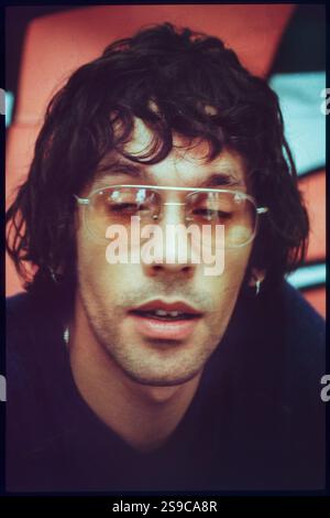 RICK WITTER, SHED SEVEN, READING FESTIVAL 98: A Portrait of Rick Witter Sänger von Shed Seven Backstage beim Reading Festival, England, 30. August 1998. Foto: Rob Watkins. INFO: Shed Seven, eine britische Indie-Rock-Band, die 1990 gegründet wurde, erlangte in der Britpop-Ära der 90er Jahre einen Bekanntheitsgrad. Hits wie Chasing Rainbows und Alben wie A Maximum High zeigten ihren melodischen Sound. Stockfoto