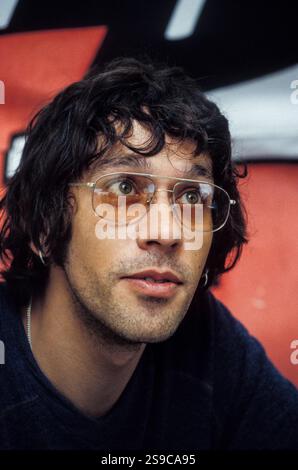 RICK WITTER, SHED SEVEN, READING FESTIVAL 98: A Portrait of Rick Witter Sänger von Shed Seven Backstage beim Reading Festival, England, 30. August 1998. Foto: Rob Watkins. INFO: Shed Seven, eine britische Indie-Rock-Band, die 1990 gegründet wurde, erlangte in der Britpop-Ära der 90er Jahre einen Bekanntheitsgrad. Hits wie Chasing Rainbows und Alben wie A Maximum High zeigten ihren melodischen Sound. Stockfoto