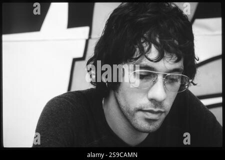 RICK WITTER, SHED SEVEN, READING FESTIVAL 98: A Portrait of Rick Witter Sänger von Shed Seven Backstage beim Reading Festival, England, 30. August 1998. Foto: Rob Watkins. INFO: Shed Seven, eine britische Indie-Rock-Band, die 1990 gegründet wurde, erlangte in der Britpop-Ära der 90er Jahre einen Bekanntheitsgrad. Hits wie Chasing Rainbows und Alben wie A Maximum High zeigten ihren melodischen Sound. Stockfoto