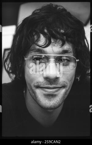 RICK WITTER, SHED SEVEN, READING FESTIVAL 98: A Portrait of Rick Witter Sänger von Shed Seven Backstage beim Reading Festival, England, 30. August 1998. Foto: Rob Watkins. INFO: Shed Seven, eine britische Indie-Rock-Band, die 1990 gegründet wurde, erlangte in der Britpop-Ära der 90er Jahre einen Bekanntheitsgrad. Hits wie Chasing Rainbows und Alben wie A Maximum High zeigten ihren melodischen Sound. Stockfoto