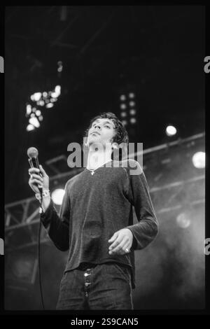 RICK WITTER, SHED SEVEN, READING FESTIVAL 98: Rick Witter Sänger von Shed Seven spielen die Hauptbühne beim Reading Festival, England, 30. August 1998. Foto: Rob Watkins. INFO: Shed Seven, eine britische Indie-Rock-Band, die 1990 gegründet wurde, erlangte in der Britpop-Ära der 90er Jahre einen Bekanntheitsgrad. Hits wie Chasing Rainbows und Alben wie A Maximum High zeigten ihren melodischen Sound. Stockfoto