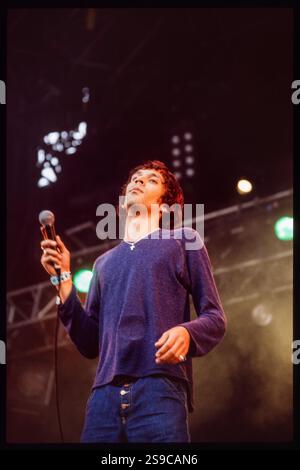 RICK WITTER, SHED SEVEN, READING FESTIVAL 98: Rick Witter Sänger von Shed Seven spielen die Hauptbühne beim Reading Festival, England, 30. August 1998. Foto: Rob Watkins. INFO: Shed Seven, eine britische Indie-Rock-Band, die 1990 gegründet wurde, erlangte in der Britpop-Ära der 90er Jahre einen Bekanntheitsgrad. Hits wie Chasing Rainbows und Alben wie A Maximum High zeigten ihren melodischen Sound. Stockfoto