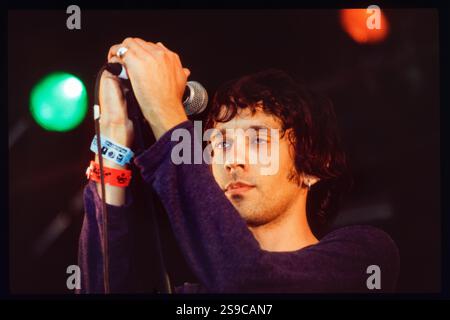 RICK WITTER, SHED SEVEN, READING FESTIVAL 98: Rick Witter Sänger von Shed Seven spielen die Hauptbühne beim Reading Festival, England, 30. August 1998. Foto: Rob Watkins. INFO: Shed Seven, eine britische Indie-Rock-Band, die 1990 gegründet wurde, erlangte in der Britpop-Ära der 90er Jahre einen Bekanntheitsgrad. Hits wie Chasing Rainbows und Alben wie A Maximum High zeigten ihren melodischen Sound. Stockfoto