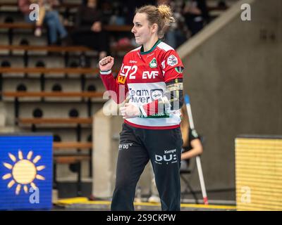 Petra Hlogyik (frisch auf Frauen, #72) Ball die Jubelfaust, frisch auf Goeppingen vs. TSV Bayer 04 Leverkusen, Handball, 1. Bundesliga, Spielzeit 2024/2025, 25.01.2025 Foto: EIBNER/Michael Schmidt Credit: dpa Picture Alliance/Alamy Live News Stockfoto