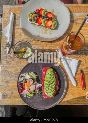 Ein lebendiger und gesunder vegetarischer Brunch in Bukarest, Rumänien, mit frischen Zutaten aus der Region und kreativen Aromen. Stockfoto