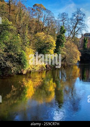 Großbritannien, Derbyshire, Peak District, Matlock Bath, River Derwent und Grand Pavilion, Heimat des Peak District Lead Mining Museum. Stockfoto