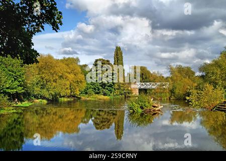 Großbritannien, South Yorkshire, Doncaster, Sprombrough Weir und River Don. Stockfoto