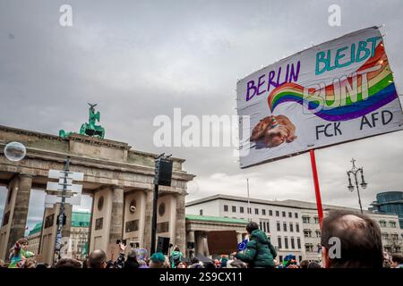 Berlin Anti-AfD-Protest: Demonstrant hält Schild mit der Aufschrift "Berlin bleit bunt" vor dem Brandenburger Tor. Stockfoto