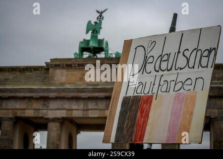 Berlin, Deutschland Anti-AfD-Protest: Schild vor Brandenburg lautet „die deutschen Hautfarben“. Stockfoto