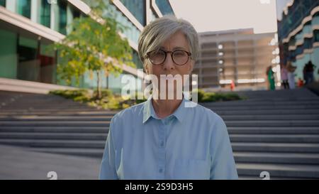 Stadtporträt reife Frau mittleren Alters mit Brille kaukasische Geschäftsfrau 50er Jahre alte Frau Senior Business Unternehmerin Immobilienmaklerin CEO Executive Stockfoto