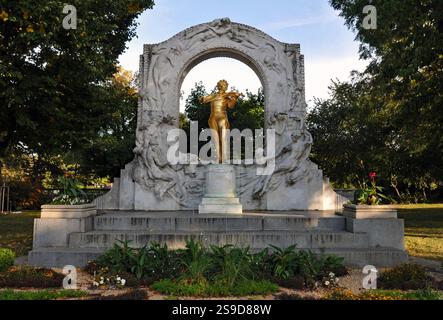 Das vergoldete Denkmal des Komponisten Johann Strauss II. Ist ein berühmtes Wahrzeichen und eine beliebte Attraktion im Wiener Stadtpark. Stockfoto