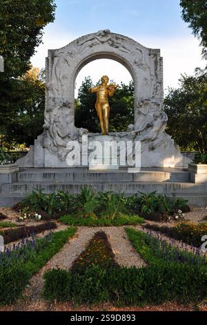 Das vergoldete Denkmal des Komponisten Johann Strauss II. Ist ein berühmtes Wahrzeichen und eine beliebte Attraktion im Wiener Stadtpark. Stockfoto